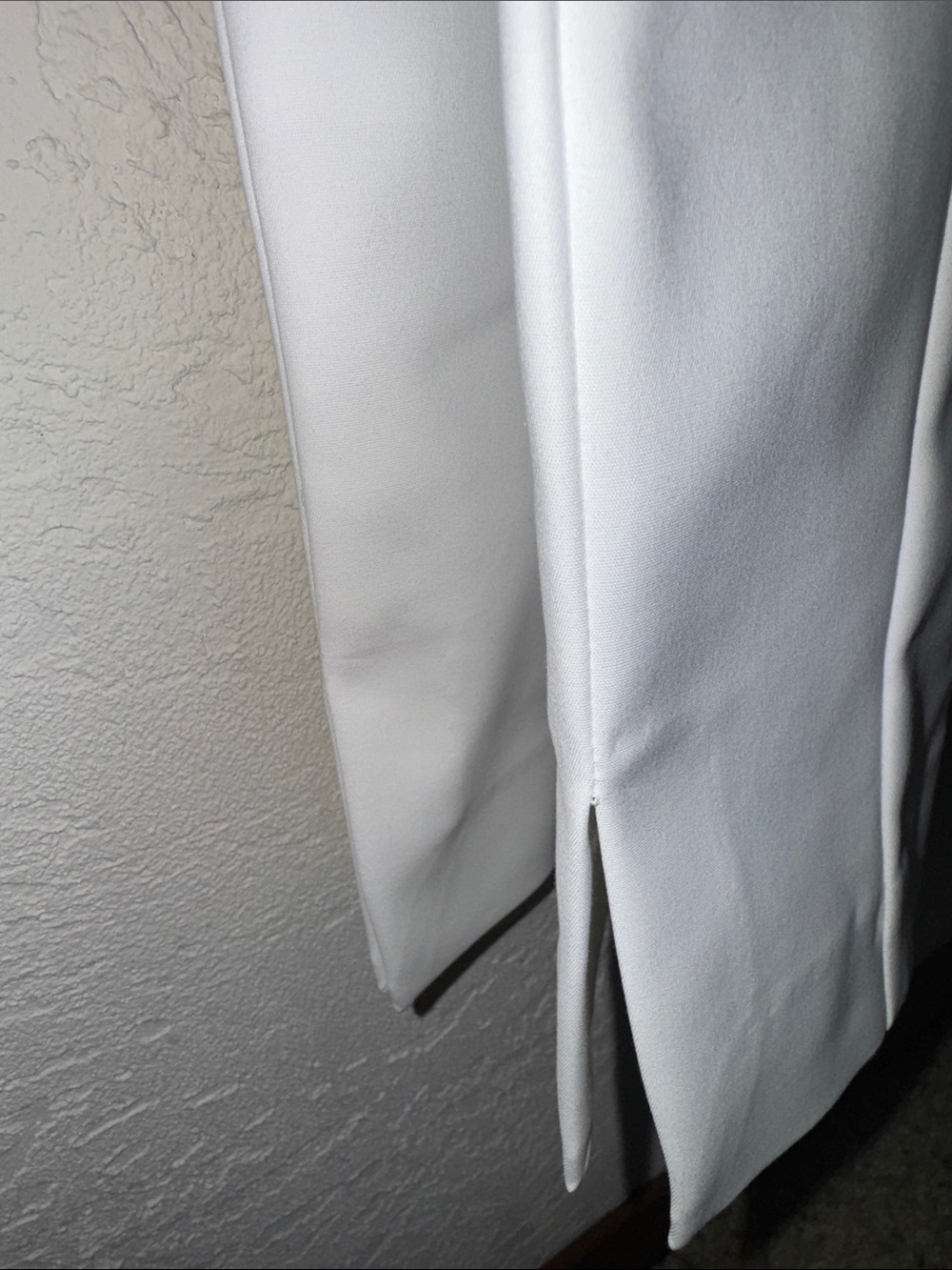 St. John JENNIFER CAVIAR White Straight Leg Ankle pantw/front slit.  NWOT SIZE 2